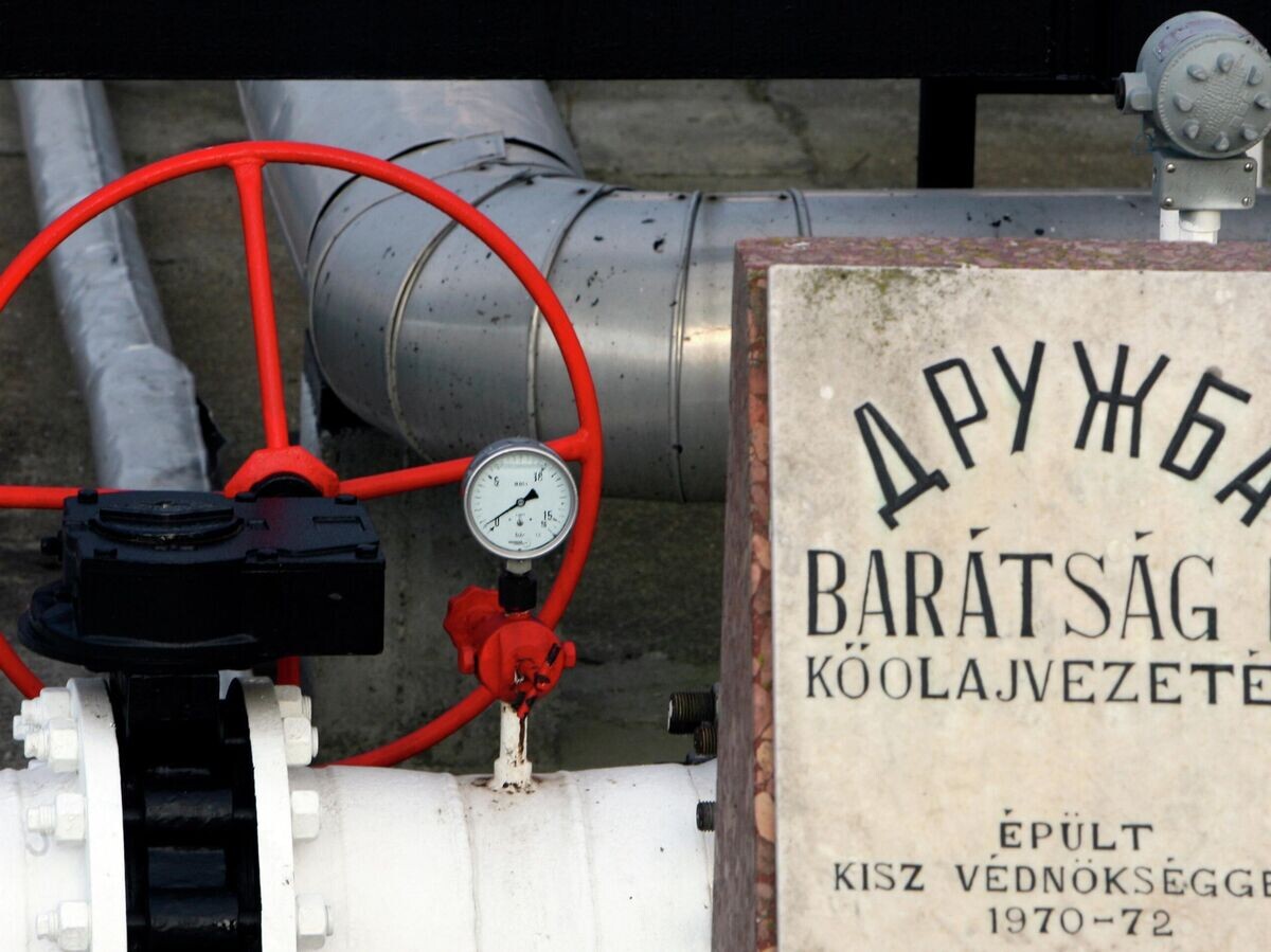    Закладной камень трубопровода "Дружба" на объекте нефтегазовой группы MOL в Венгрии | © REUTERS / Laszlo Balogh