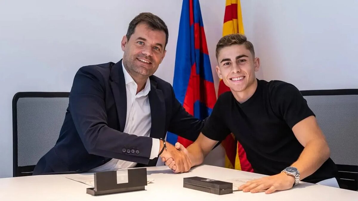 На фото справа Фермино Лопес, полузащитник Барселоны