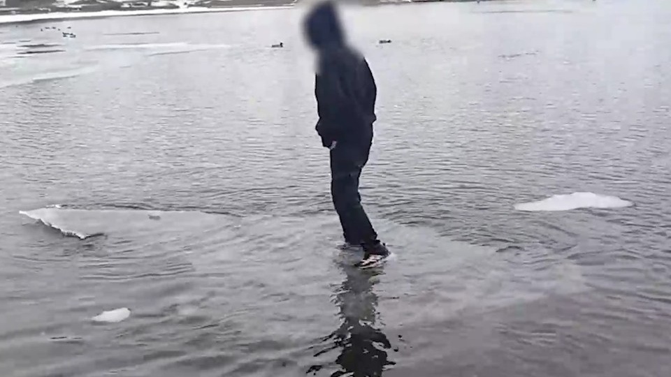«Пусть мама услышит, пусть мама придет»: в Красноярске школьники залезли на тонкий лед ради лайков