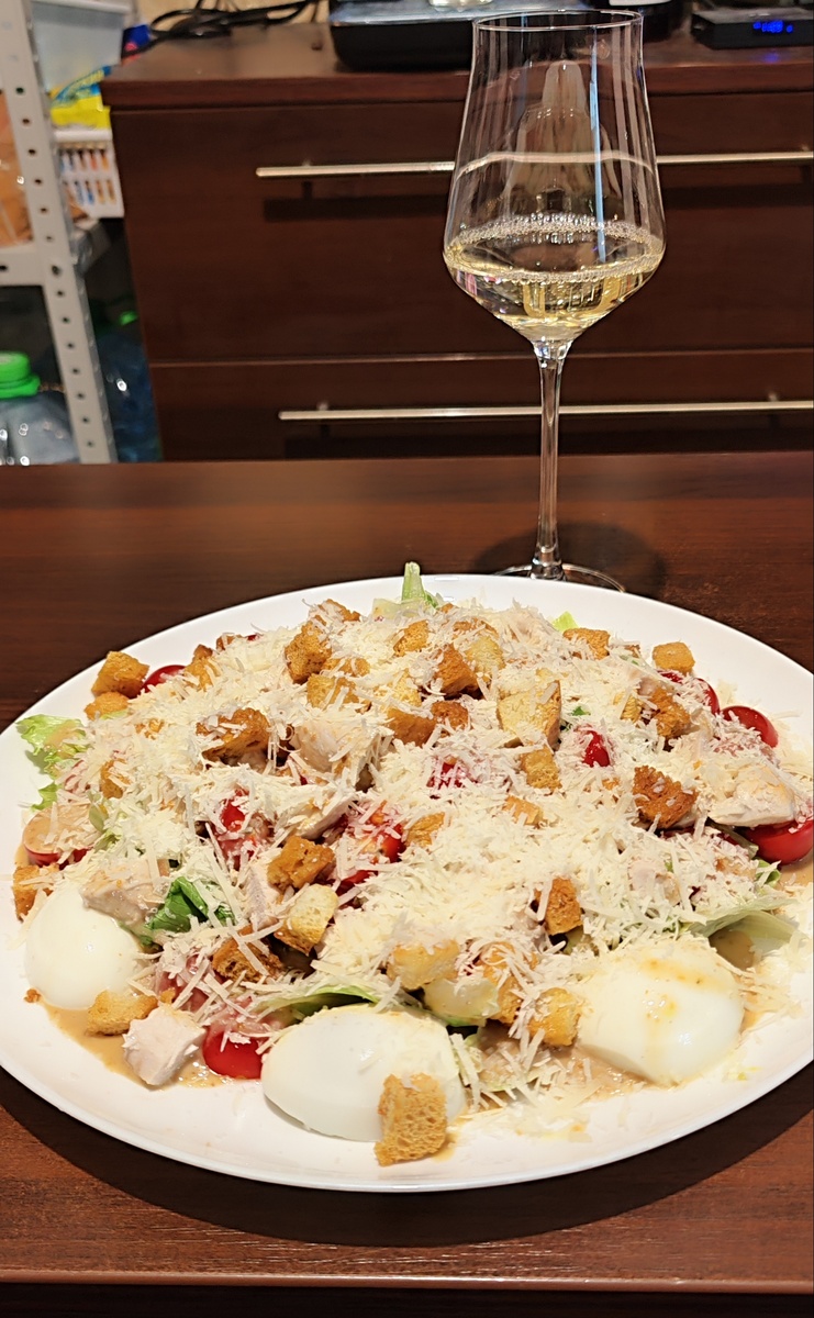 Вот... Фото из тех времён. Тарелка огромная, "блюдо для пиццы" и на ней гора салата.