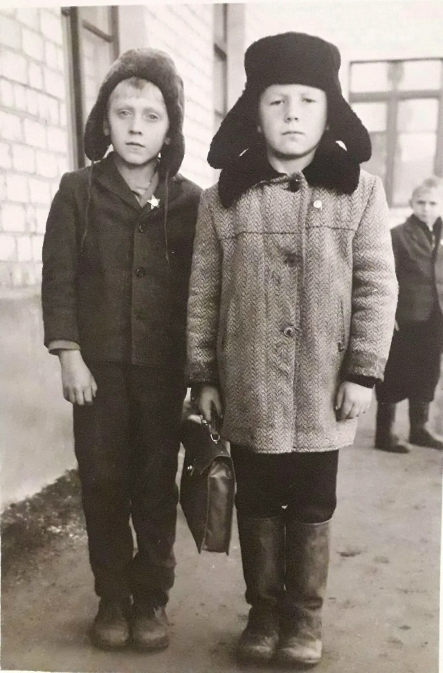 Коля Овчинников в первом классе.  Он – справа, в светлом пальто. 