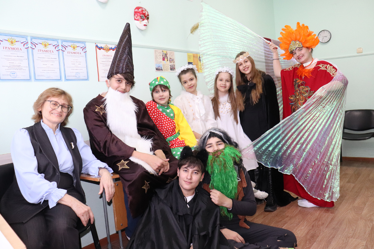 Педагог Людмила Лукьяненко старается превратить репетицию в праздник для юных артистов.