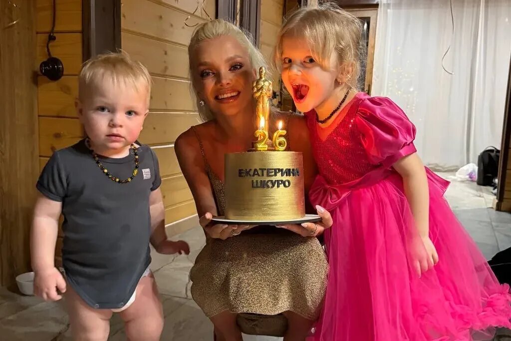     Звезда Comedy Club Екатерина Шкуро в день 26-летия показала дочь и сына