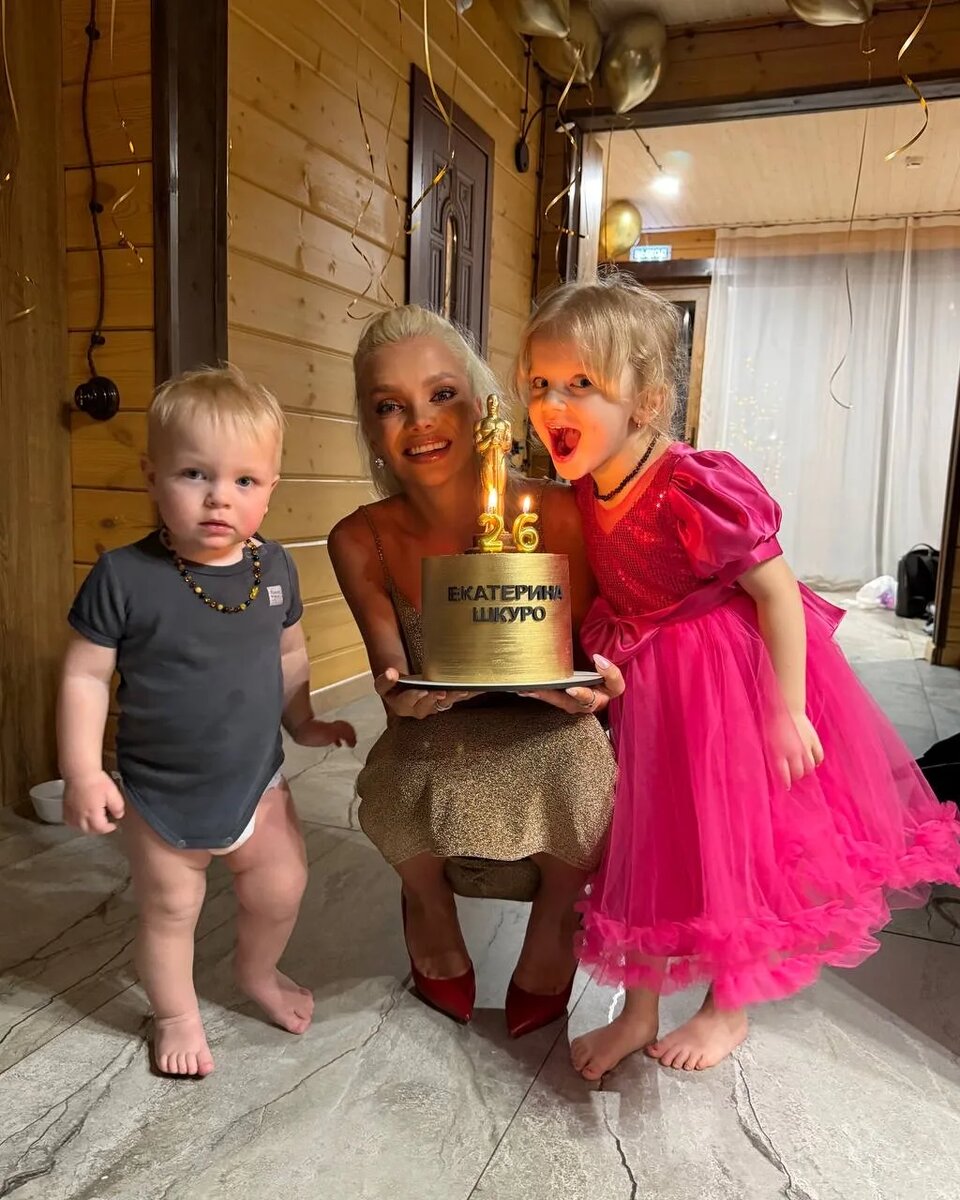   Екатерина Шкуро с сыном Амуром и дочерью АвроройСоцсети Екатерины Шкуро