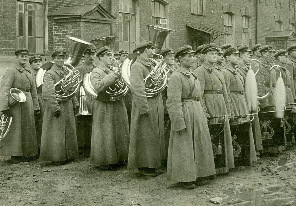 Оркестр ОВО на торжественном построении личного состава Школы по подготовке командного состава Охраны Путей Сообщения НКПС, г. Москва, район Лефортово, ул. Самокатная 3/8, после 29.04.1926.