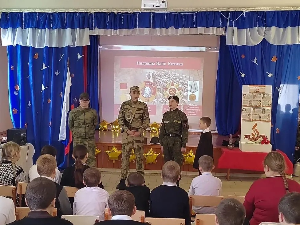 Участники коллектива «Маски» во время спектакля «Юные безусые герои».