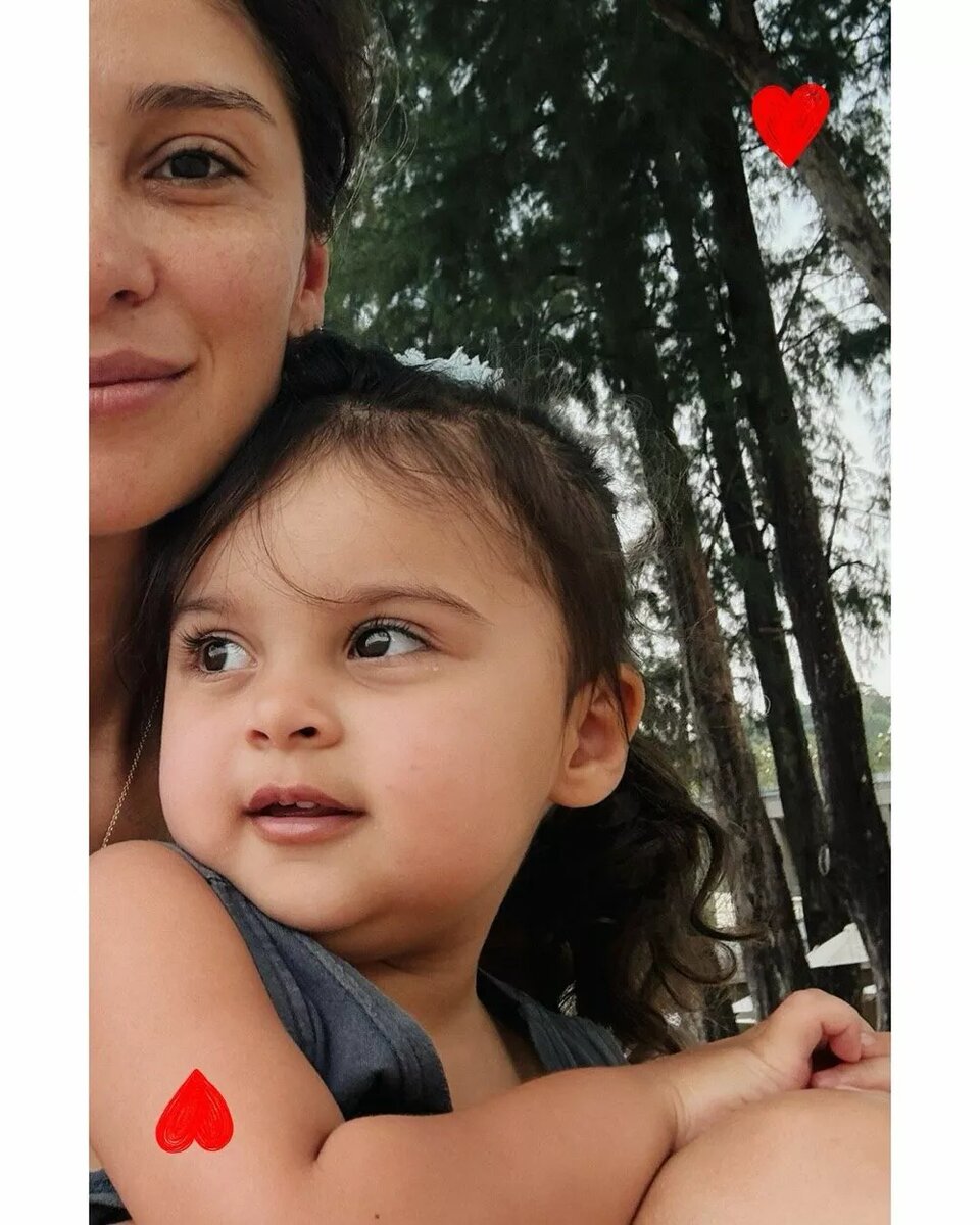 Равшана Куркова с дочкой📷
