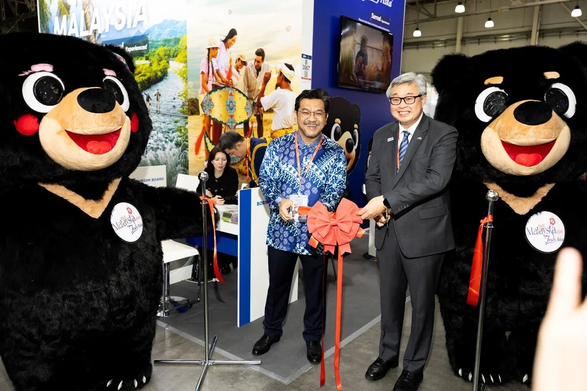    Посол Малайзии в РФ Дато Чеонг Лун Лаи (справа) и директор Tourism Malaysia г-н Зулкифли Мохамед открывали стенд Малайзии на выставке MITT-2026 Москве. Фото: Ольга Белова