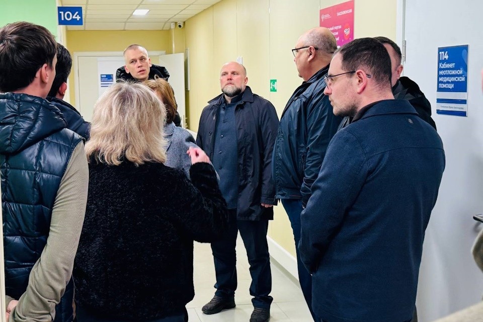    Андрей Плутницкий (в центре) осмотрел поликлинику Генической ЦРБ после ремонта Фото: администрация Херсонской области