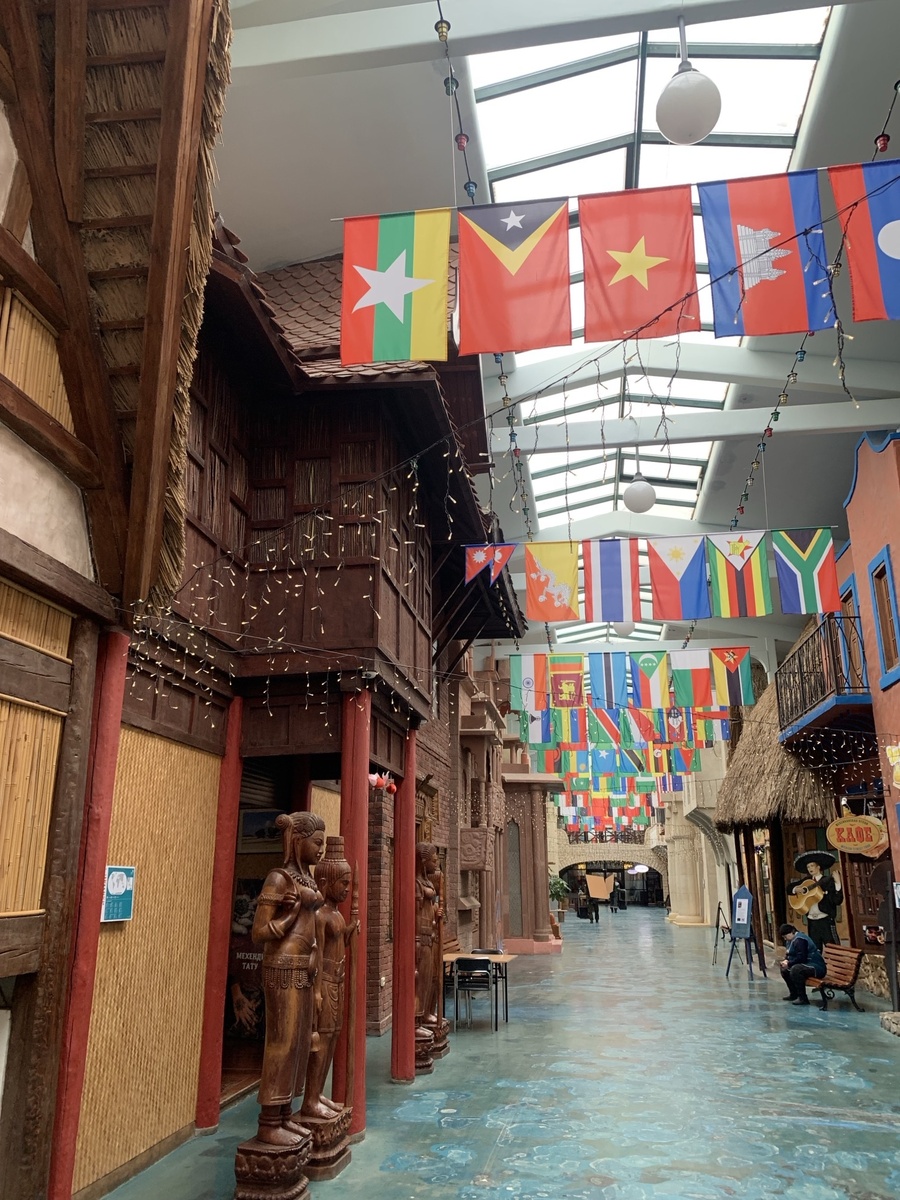 Улица мира - длинная крытая галерея, по бокам которой располоены тематические павильоны, посвященные разным странам