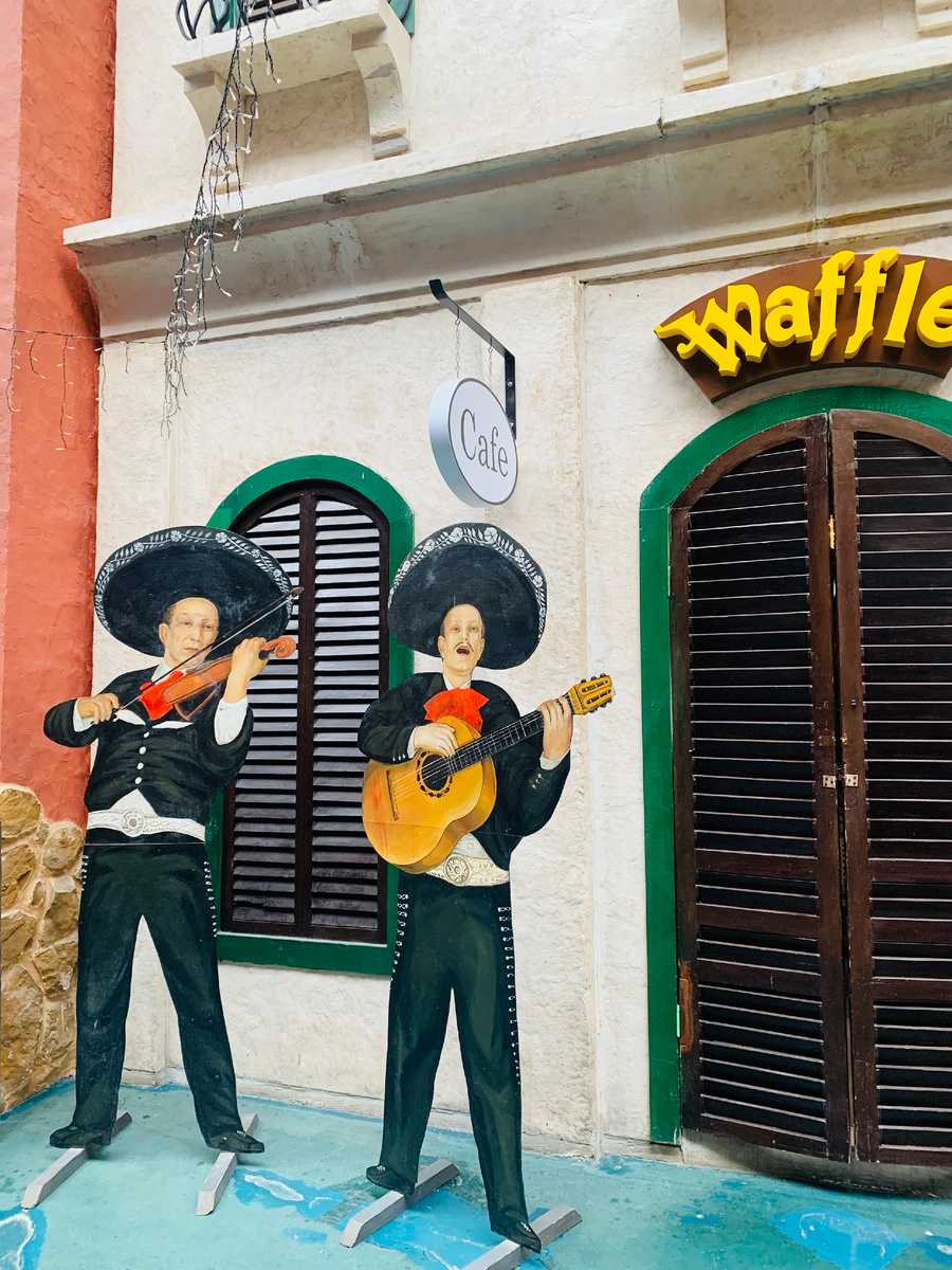 Вот в таком мексиканском стиле оформлено кафе