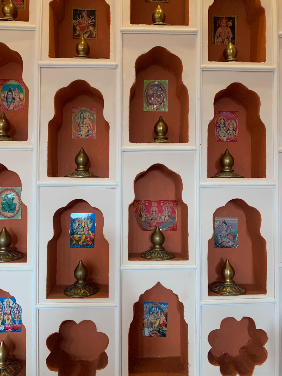 На стенах "улицы" тоже есть информация, стенды, атрибуты, встречаются статуи и панно