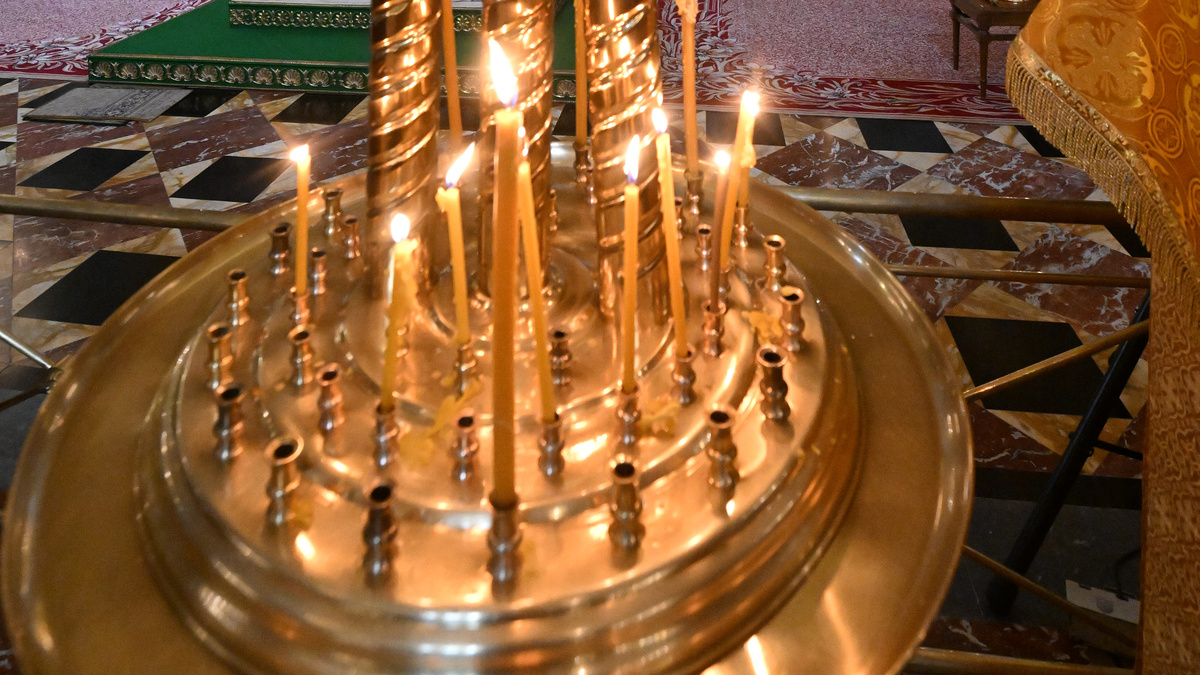    Свечи в храме. Фото: Владимир Веленгурин / КП