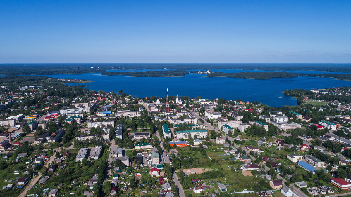 Валдай с высоты птичьего полета / Изображение взято из данного источника: https://commons.wikimedia.org/wiki/File:Valdai_town_aerial_photo_asv2018-07-30.jpg А.Савин, Википедия