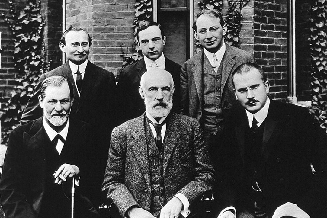 В первом ряду: Зигмунд Фрейд, Стэнли Холл, Карл Густав Юнг. Во втором ряду: Абрахам А. Брилл, Эрнест Джонс и Шандор Ференци
Clark University, 1909