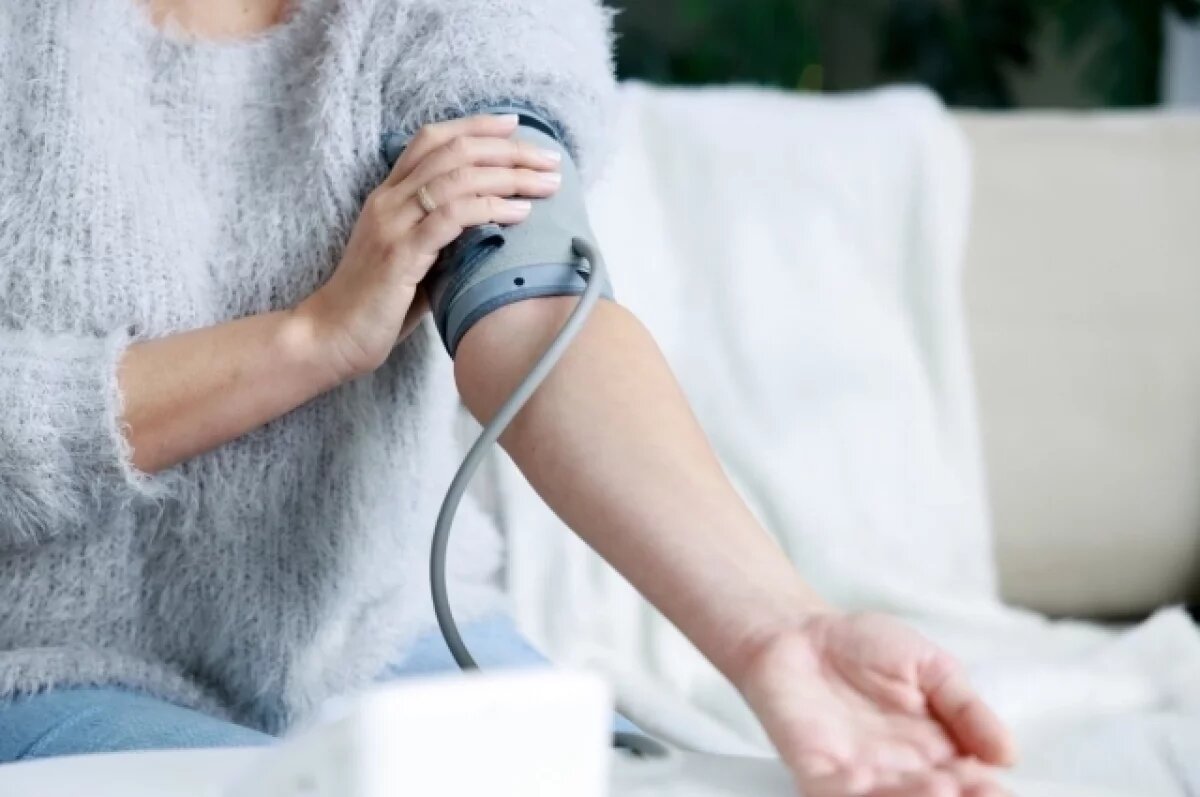    Врач Фаяз сказал, почему во время измерения давления нельзя скрещивать ноги