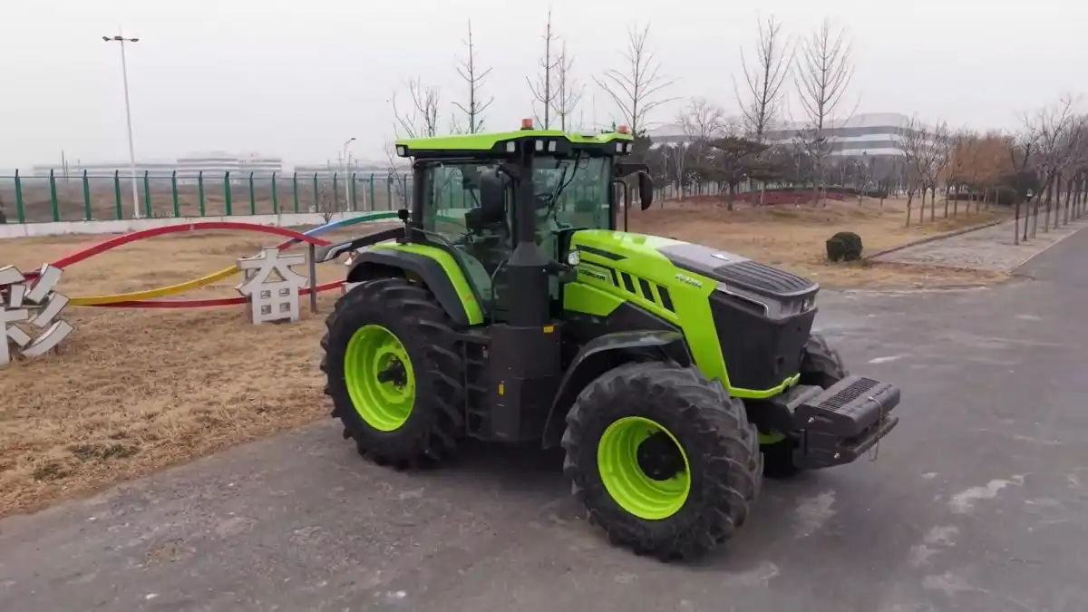 Фото: Скриншот с видео, опубликованного в telegram-канале Сергей Юдин | АГРОМАГ, а также на ютуб-канале Zoomlion AGНовый трактор Zoomlion PV3204 мощностью 320 л.с.