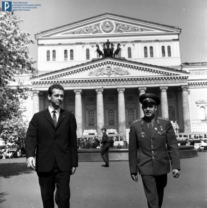 1.	Космонавты В.И. Севастьянов и А.Г. Николаев у Большого театра СССР. 1970 г. РГАНТД. Арх. № 1-10152