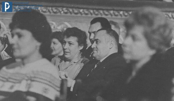 С.П. Королев и его жена Н.И. Королева в Большом театре во время спектакля. 1960 г. РГАНТД. Арх. № 1-11109