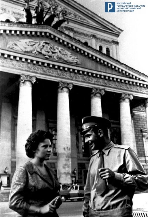Летчик-космонавт СССР Г.С. Титов с женой у здания Большого театра СССР. 1961 г. РГАНТД. Арх. № 1-14761