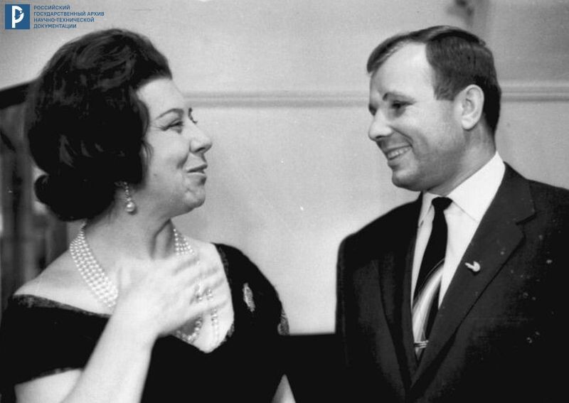 Летчик-космонавт СССР Ю.А. Гагарин и итальянская оперная певица Джульетта Симионато беседуют после спектакля миланского оперного театра «Ла Скала» на сцене Большого театра СССР. 15 сентября 1964 г. РГАНТД. Арх. № 1-13728