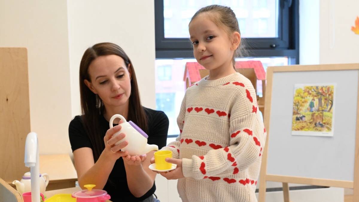    Воспитатель Ольга Омельчук и воспитанница Джамиля Яхьяева в районе Коммунарка / Фото: Мария Хапцова / Вечерняя Москва