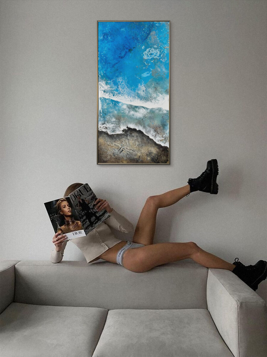 Картина с морем над диваном