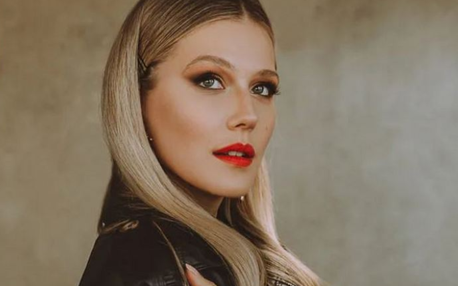 Рано начала карьеру в кино. И весьма успешно.