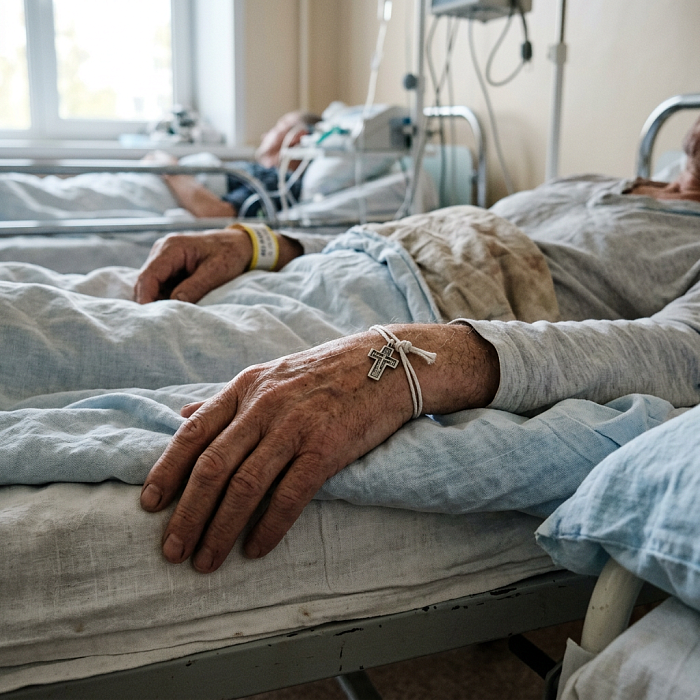    Что делать с крестиком, который был повязан в больнице на руку, если его неудобно носить, но хочется сохранить как дорогую святыню?