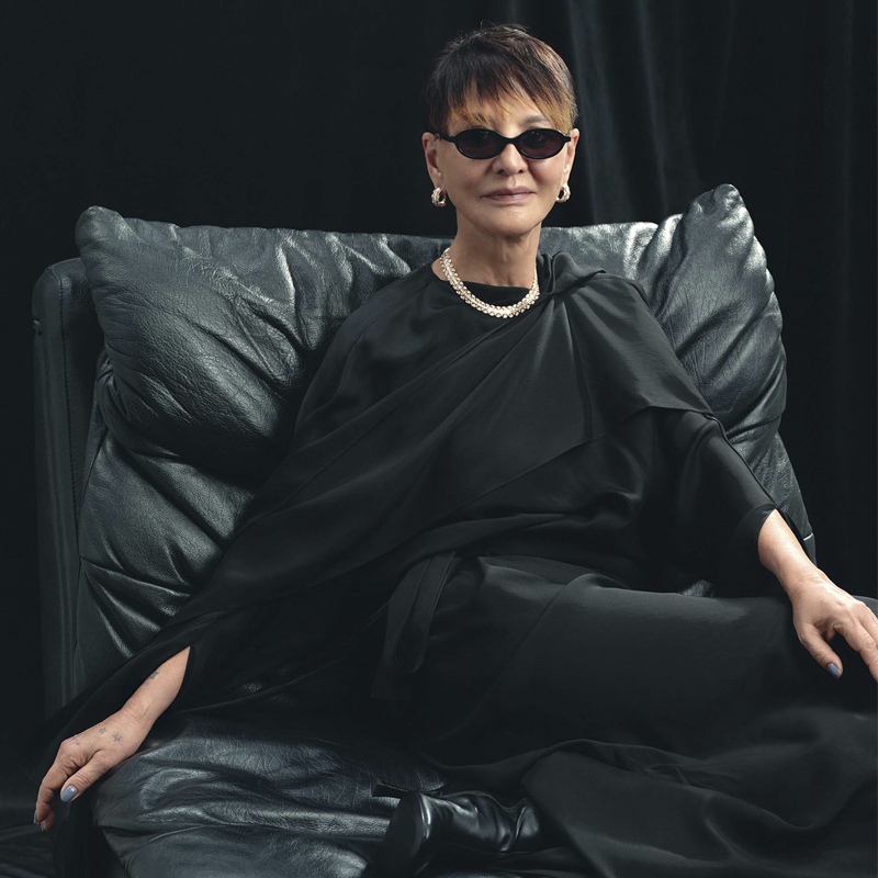 В колье и серьгах, все Mercury Art Deco