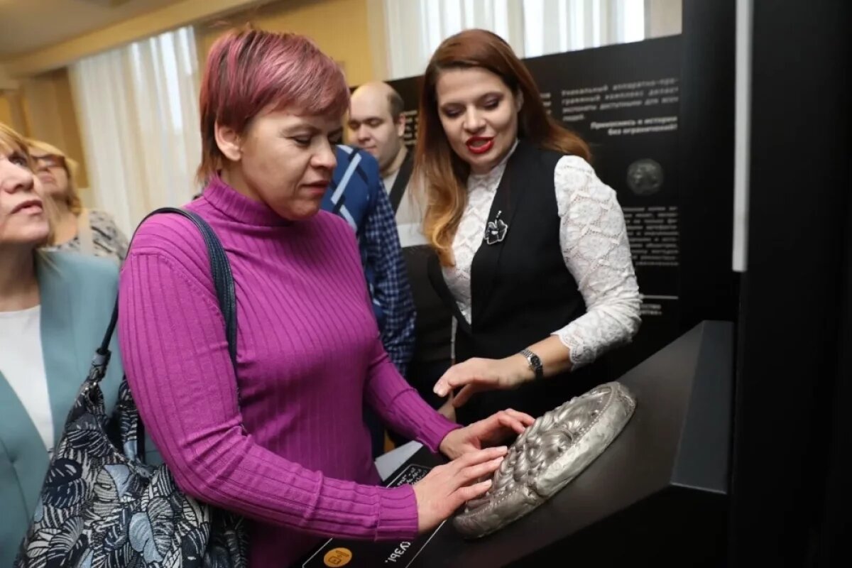    Александра Сопова (справа) проводит экскурсию для слабовидящих.