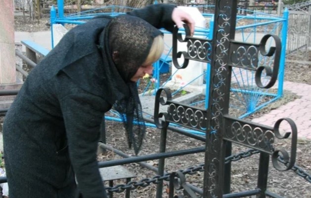 Можно ли говорить с мертвым или целовать могилу? 15 примет, что нельзя делать на кладбище, чтобы не навлечь на себя беду