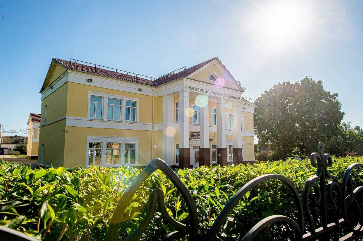    Ранее тут был роддом по улице Ленина (ныне Фокина) в 1949 году. Сегодня здесь, как и прежде, дарят радость материнства.