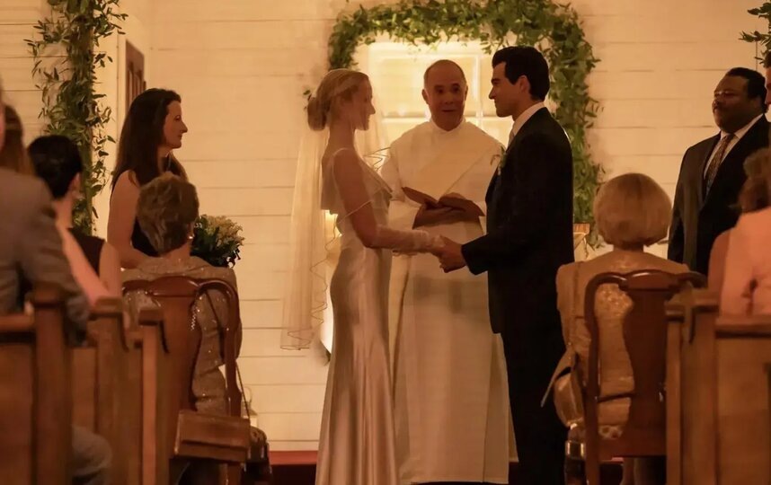    Свадебный образ Кэролин такой же мининималистичный, как и весь её гардероб.Кадр из сериала / FX