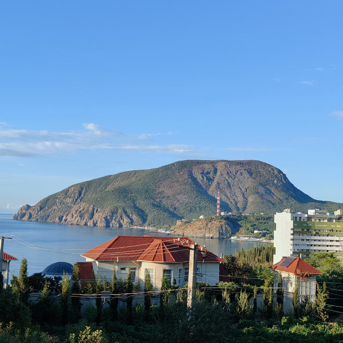 Гора Медведь - вид из нашего окна (фото автора)