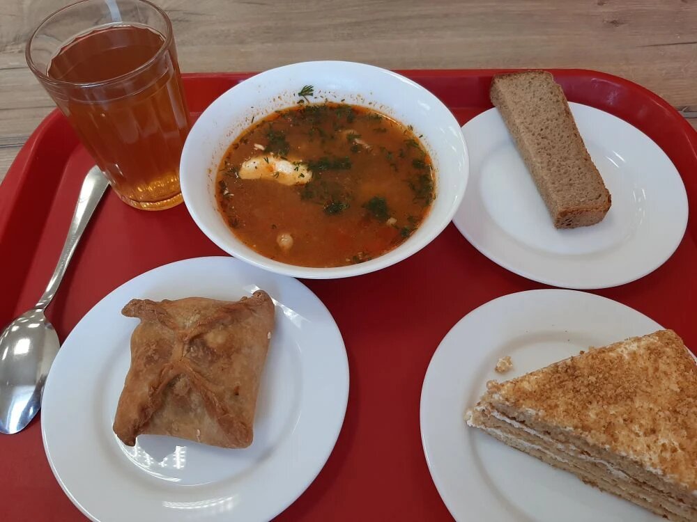 Мой скромный обед :) Харчо (повару - респект!), мой любимый ржаной, компот, здоровенный кусок медовика и курник. И за все это заплатила 243 руб.! Всё вкусненько!