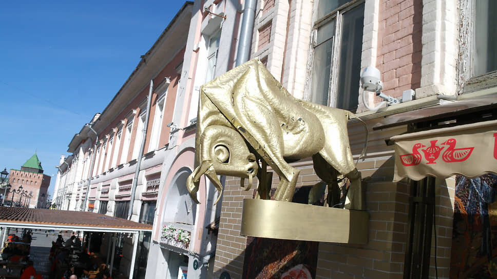 Чеканная скульптура быка у бывшего магазина «Нижегородские колбасы» на Большой Покровской улице.📷Фото: Роман Яровицын / Коммерсантъ