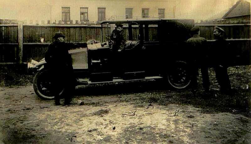 Следственный эксперимент на месте якобы состоявшегося покушения на Ленина. Постановщик инсценировки комендант Ипатьевского дома, где была расстреляна царская семья, Юровский.