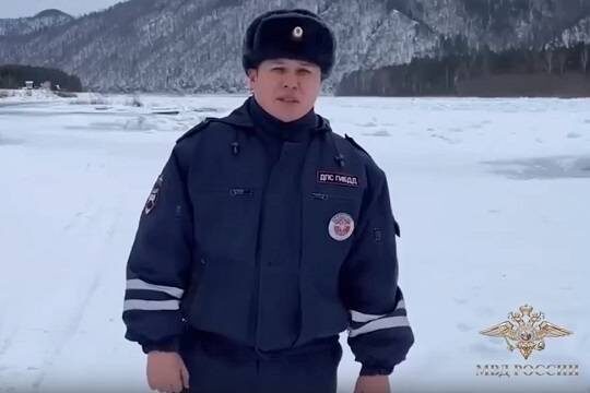    Колокольцев наградил госавтоинспектора из Хакасии за спасение провалившегося под лёд мужчины (фото: Пресс-центр МВД России)