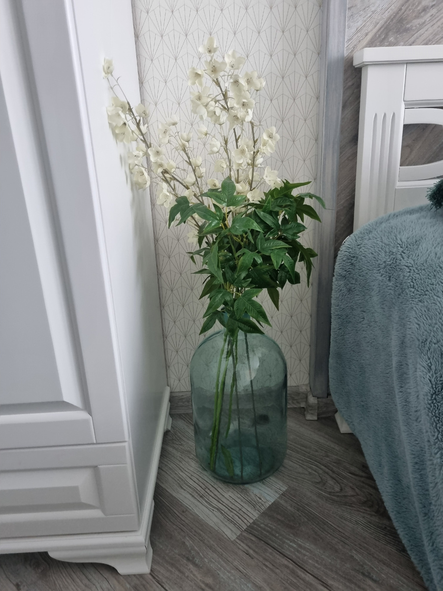 Бутылку нашли почти по горлышко в зарослях малины. Уехала в квартиру.