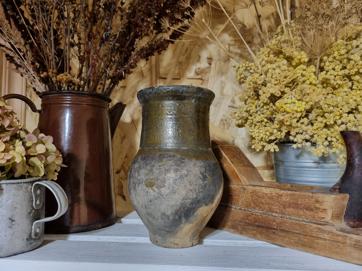 Виден кусочек кружки РККА со времен ВОВ, крынку нашли под терраской, в ней дед хранил медали, рубанков 4 шт оставила на память о деде. 