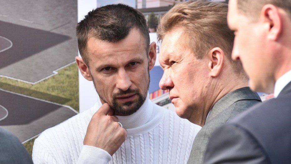    Главный тренер ФК "Зенит" Сергей Семак (слева) и председатель правления ПАО "Газпром" Алексей Миллер (в центре). Автор фото: Сергей Ермохин/"ДП"