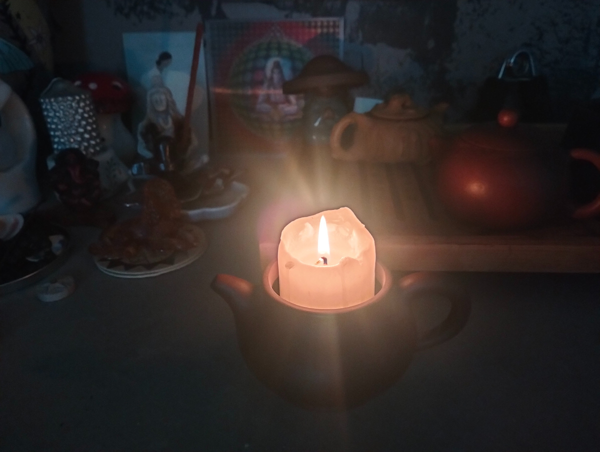 Я начал практиковать Тратаку после лекций и усталости от телефона вечером , быстро меняется фокус и становится спокойнее. Свеча ждала своего часа, пространство наполнилось присутствием.