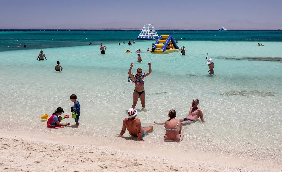     Туристы на острове Гифтун в Красном море возле Хургады. © РИА Новости. Павел Львов