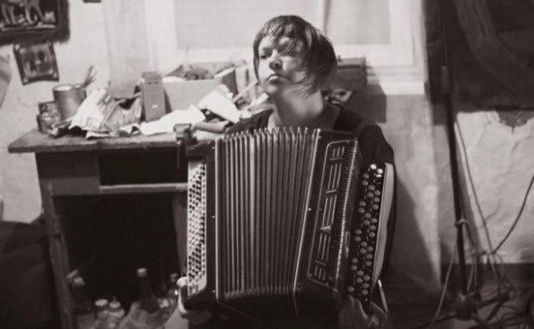 в первый свой деревенский год я еще как-то держала марку и искала искусство везде, вообще везде, в любом бардаке и тлене