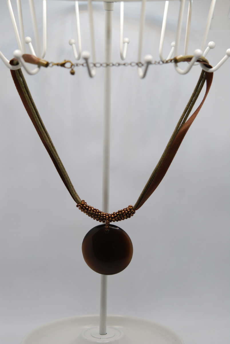 Коричневое колье с медальоном