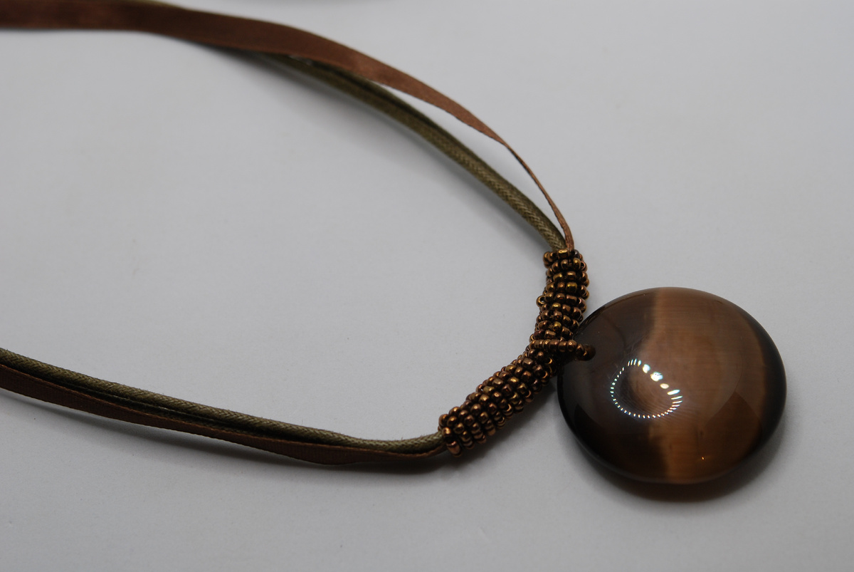 Коричневое колье с медальоном - акцентная часть