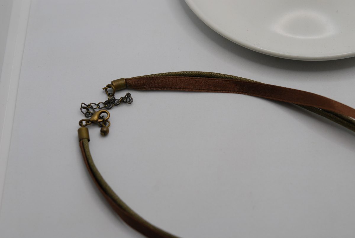 Коричневое колье с медальоном - застёжка