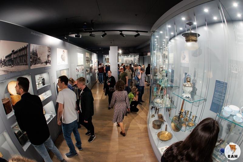    ЕАН. Посетители в музее