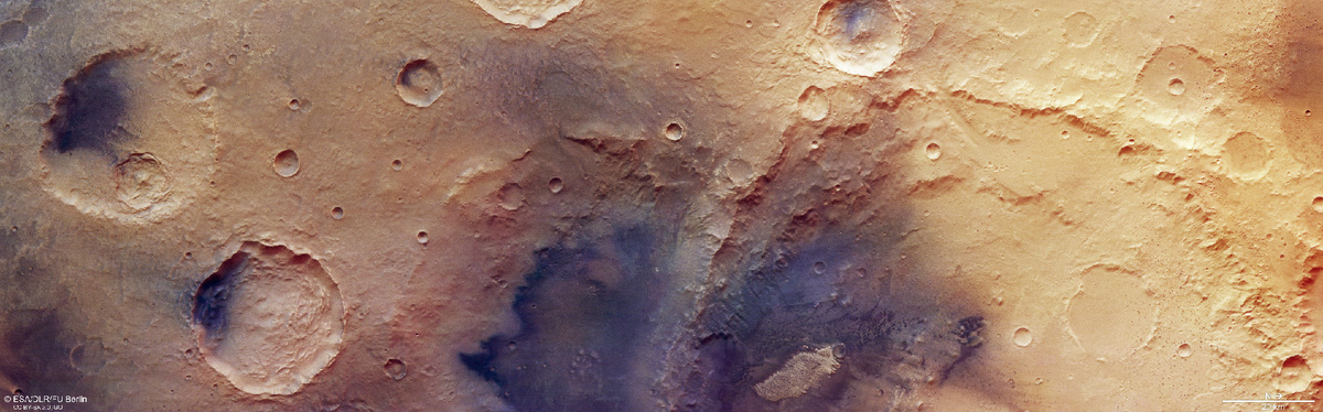 Это изображение составлено на основе данных, собранных камерой высокого разрешения Mars Express 12 октября 2024 года (орбита 26233). Оно создано с использованием данных надирного канала, поля зрения, ориентированного перпендикулярно поверхности Марса, и цветовых каналов HRSC. Север находится справа. Разрешение исходного изображения на местности составляет примерно 18 м/пиксель, а центр изображения расположен приблизительно в точке 15 градусов северной широты и 255 градусов восточной долготы. Источник: ESA/DLR/FU Berlin